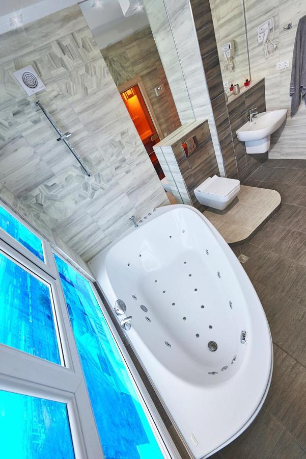 Sauna, Big Jacuzzi , Khreshchatyk Apartments Kijev Kültér fotó